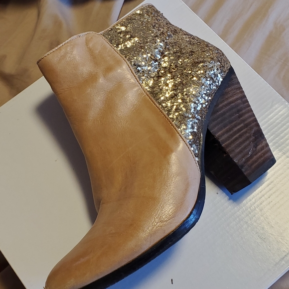 Vince camuto beige gold booties (rarely worn) - Picture 2 of 9